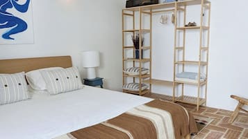 1 habitación, escritorio, tabla de planchar con plancha y cuna de viaje