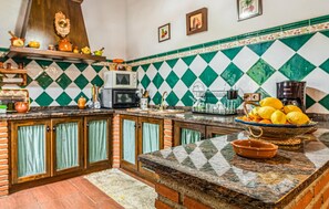 Kylskåp, ugn, spishäll och kaffe- och tebryggare