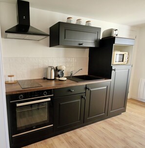 Fridge, microwave, oven, stovetop - D-DAY SUITES:Liberty 35m²/Centre Ville/4 pers/2min from train station/15min from Utah Beach (Carentan-les-Marais)