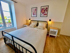 1 bedroom, free WiFi, bed sheets - D-DAY SUITES:Liberty 35m²/Centre Ville/4 pers/2min from train station/15min from Utah Beach (Carentan-les-Marais)