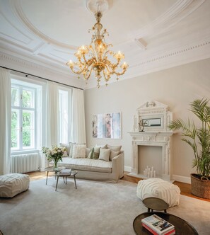 Luksusleilighet, balkong, hageutsikt | Oppholdsområde | Netflix, iPod-dokkingstasjon, bøker og MP3-dokkingstasjon