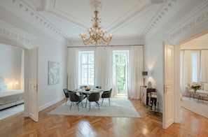 Apartamento superluxo, sacada, vista para o jardim | Área de estar | Netflix, dock para iPod, livros, dock para MP3