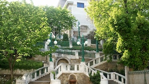 A stone staircase with a balustrade, leading to a building entrance. - Roosevelt Stadthaus (Vienna)