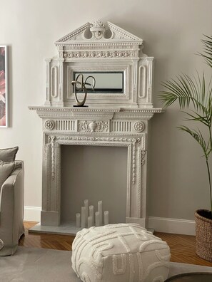 Luxury Apartment, Balcony, Garden View | Living area | Netflix, iPod dock, books, MP3 dock - Roosevelt Stadthaus (Vienna)