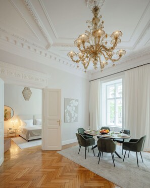 Luksusleilighet, balkong, hageutsikt | Oppholdsområde | Netflix, iPod-dokkingstasjon, bøker og MP3-dokkingstasjon