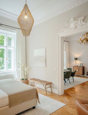 Luxury-Apartment, Balkon, Gartenblick | Bettwäsche aus ägyptischer Baumwolle, hochwertige Bettwaren