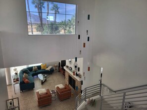 スマートテレビ、暖炉、ステレオ