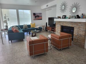 Smart TV, fireplace, stereo - Luxurious Home with Majestic Views (Palm Springs)