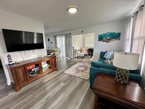 Smart TV, fireplace, books - Charming St Augustine Cottage, 6 minute walk to the beach, on Anastasia Island (St. Augustine)