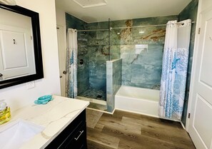 Shower, hair dryer, towels, toilet paper - Charming St Augustine Cottage, 6 minute walk to the beach, on Anastasia Island (St. Augustine)
