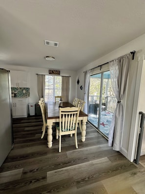 Dining - Charming St Augustine Cottage, 6 minute walk to the beach, on Anastasia Island (St. Augustine)