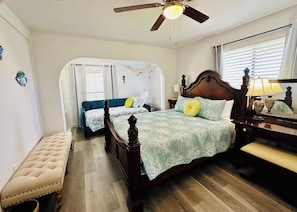 3 bedrooms, iron/ironing board, travel crib, free WiFi - Charming St Augustine Cottage, 6 minute walk to the beach, on Anastasia Island (St. Augustine)