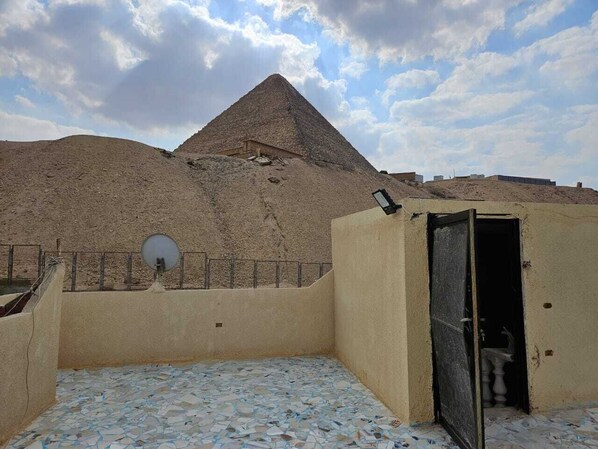Property grounds - THE GREAT PYRAMIDS VIEW. An ideal place to recharge your batteries, facing the pyramid. (Giza Governorate)