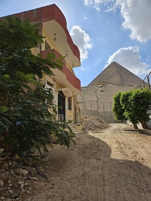 Exterior - THE GREAT PYRAMIDS VIEW. An ideal place to recharge your batteries, facing the pyramid. (Giza Governorate)