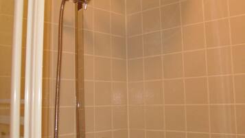 Serviettes fournies, papier toilette