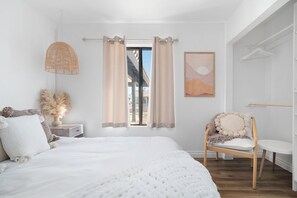 5 bedrooms, desk, iron/ironing board, travel crib