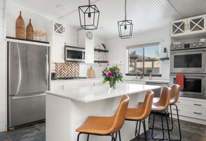 冷蔵庫、電子レンジ、オーブン、コンロ