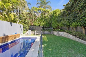 Piscina all'aperto, una piscina riscaldata