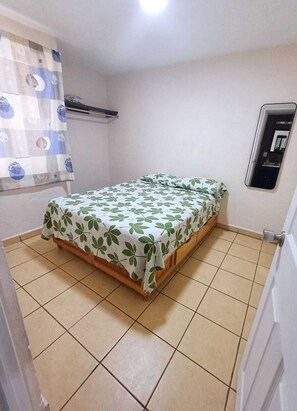 2 chambres, fer et planche à repasser, Wi-Fi, draps fournis