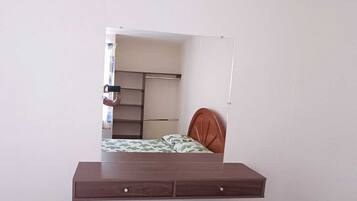 2 habitaciones, tabla de planchar con plancha, wifi y ropa de cama