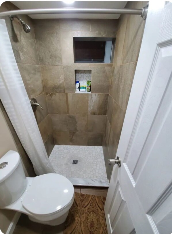Handtücher, Seife, Shampoo, Toilettenpapier
