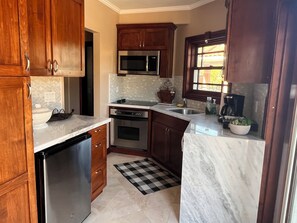 Jääkaappi, mikroaaltouuni, uuni, liesi