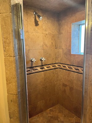 Hair dryer, towels, soap, shampoo - Long Term Rental, 30 Day Min - 1 bedroom guest house in quiet, gated community. (Poway)
