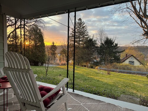 Charming cottage close to Juniata College overlooking historic Huntingdon