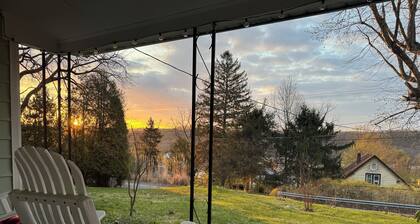 Charming cottage close to Juniata College overlooking historic Huntingdon