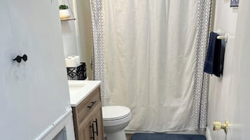 Serviettes fournies, savon, shampoing, papier toilette