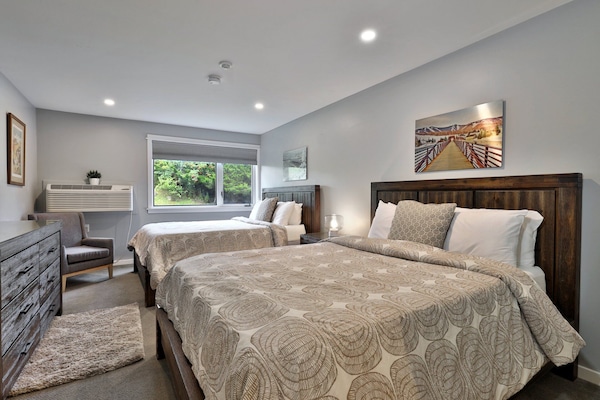 This cozy studio condo at Killington Center Inn & Suites comes with two queen beds.