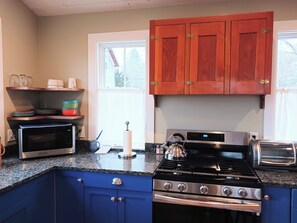 Fridge, microwave, oven, stovetop - Heart Stone House: 1-bedroom cottage; walk to town, bike path; close to beaches (Wakefield)