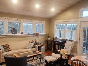 Smart TV, libri, biblioteca musicale