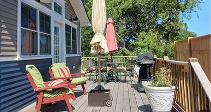 Charming 1-bedroom cottage walkable to town, bike path; a short drive to beaches