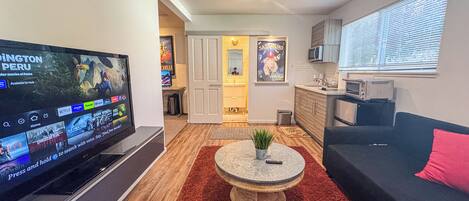 Televisor intel·ligent i biblioteca musical