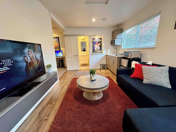 Televisor intel·ligent i biblioteca musical