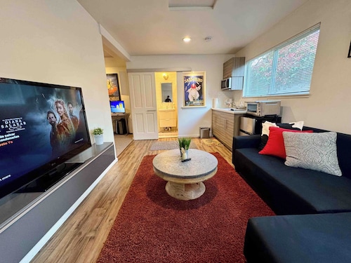 Modern Private Guest House in Seattle