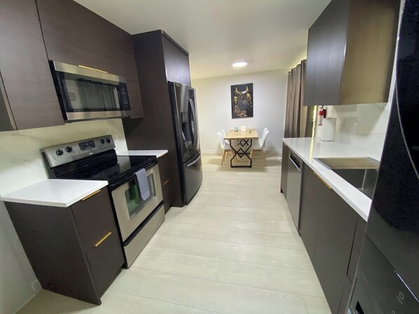 Kjøleskap, mikrobølgeovn, ovn og kokeplater