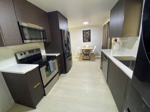 luxurious Charming 2-bed house with WiFi and AC with arcade pac-man pet friendly