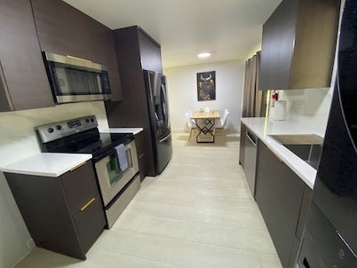 luxurious Charming 2-bed house with WiFi and AC with arcade pac-man pet friendly