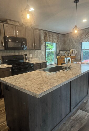 Charming 2-bedroom house in Kersey with WiFi and AC