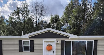 Charming 2-bedroom house in Kersey with WiFi and AC