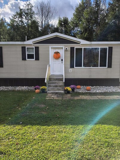 Charming 2-bedroom house in Kersey with WiFi and AC
