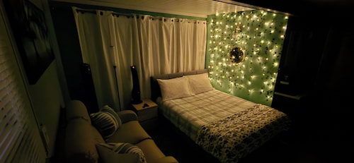 Cozy Guesthouse/Garden Hideaway Retreat, Private Entrance, Safe and Quiet Area