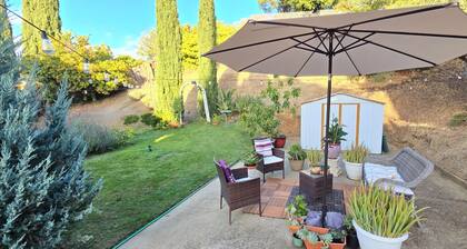 Cozy Guesthouse/Garden Hideaway Retreat, Private Entrance, Safe and Quiet Area