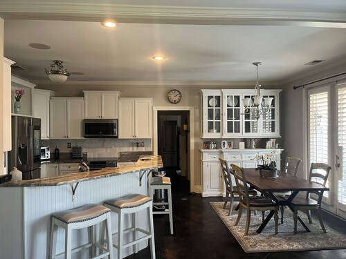 Charming room in Beautiful Custom Home- 30 day stay minimum