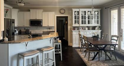 Charming room in Beautiful Custom Home- 30 day stay minimum