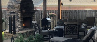 Charming room in Beautiful Custom Home- 30 day stay minimum