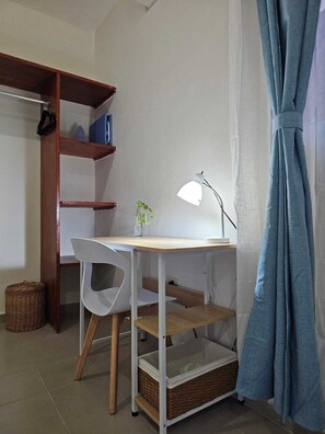 Dobbeltrom – comfort | Skrivebord, skrivebord for bærbar PC og blendingsgardiner