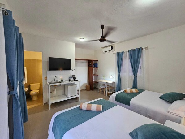 Schreibtisch, laptopgeeigneter Arbeitsplatz, Verdunkelungsvorhänge